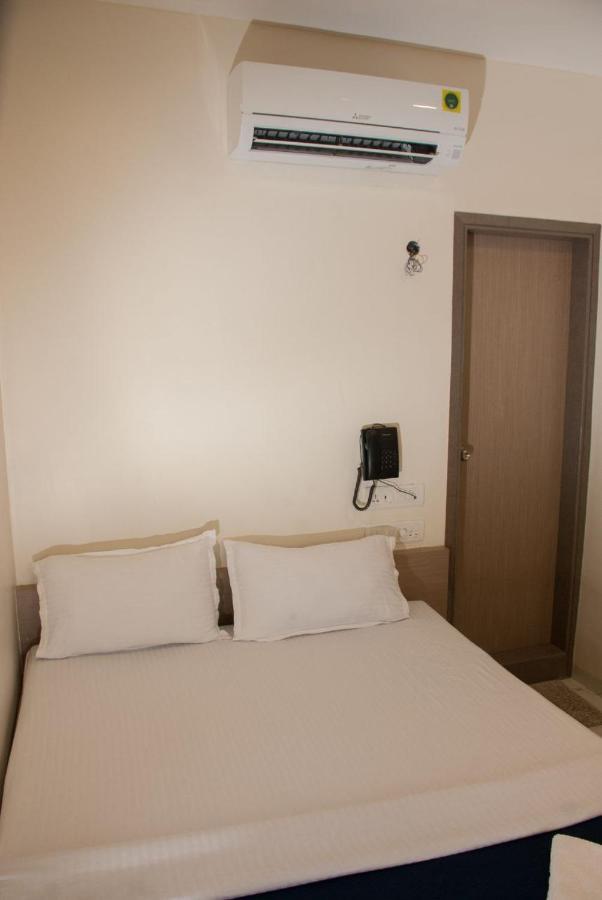 City Hotel مومباي المظهر الخارجي الصورة