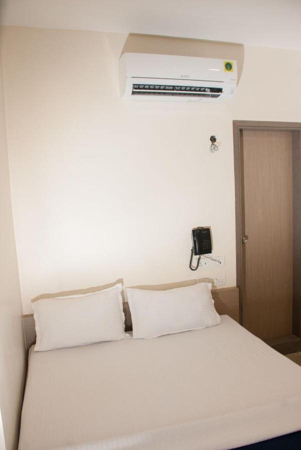City Hotel مومباي المظهر الخارجي الصورة